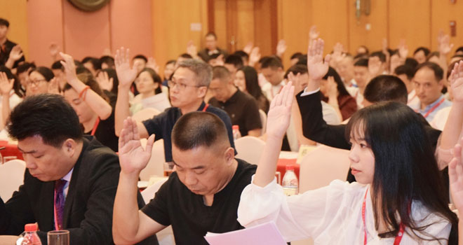 �ڶ������Ͻ����b��lչՓ���ɹ��e�k